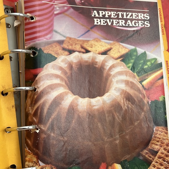 Vintage Betty Crocker's Hardback Cookbook - Picture 4 of 7